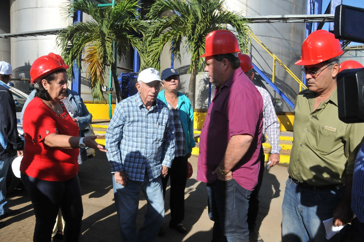 Machado Ventura, junto al primer secretario del Partido en la provincia, Félix Duartes Ortega, recorrió áreas de la destilería Alficsa Plus. /Foto: Juan Carlos Dorado