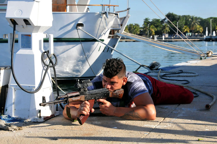 Miembros de la Brigada de Producción y Defensa de la Marina Marlin se encargan de preservar las embarcaciones. /Foto: Juan Carlos Dorado