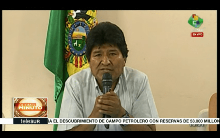 "Estamos renunciando para que nuestros hermanos humildes dejen de ser pateados, no queremos que haya enfrentamientos", indicó Evo Morales. /Foto: Reuters