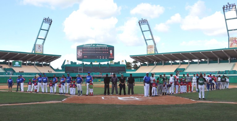 Artistas del Centro Promotor del Humor y veteranos del béisbol en Cienfuegos durante las presentaciones oficiales de los “jugadores” del encuentro beisbolero./Foto: Juan Carlos Dorado