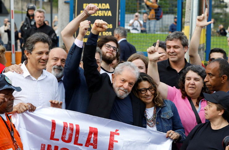 El expresidente Lula da Silva tras salir de prisión, Curitiba, Brasil, 8 de noviembre de 2019. /Foto: Rodolfo Buhrer (Reuters)
