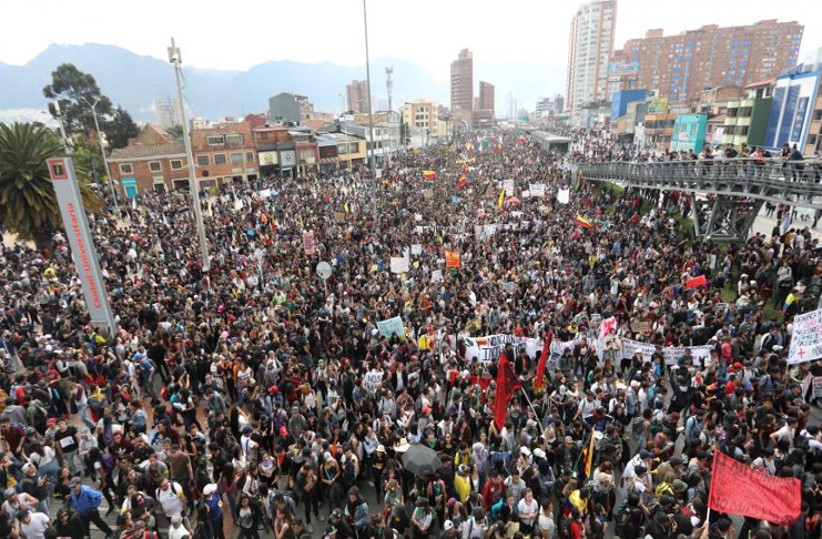 Centenares de miles de colombianos salieron a marchar en todo el país este 21 de noviembre. En la noche se presentaron inéditos cacerolazos en varias ciudades. /Foto: El Tiempo