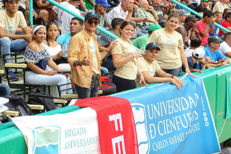 Pulóveres con la nueva identidad de la UCf los identifica en las gradas. /Foto: Juan Carlos Dorado