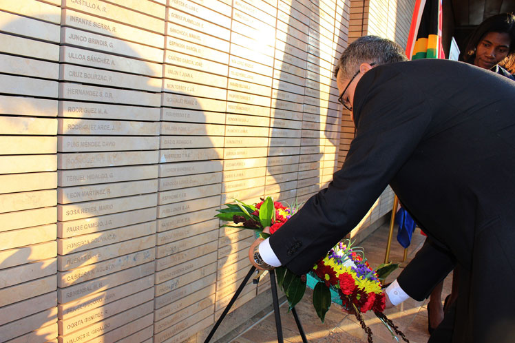 Ofrenda floral ante el monumento que en el Freedom Park, en Pretoria, recuerda a los caídos en misiones internacionalistas. /Foto: Prensa Latina