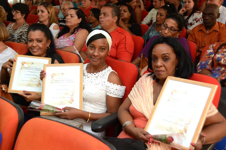Profesionales recibieron en el acto provincial por el día del educador el reconocimiento especial del Ministerio de Educación./ Foto: Modesto Gutiérrez (ACN)