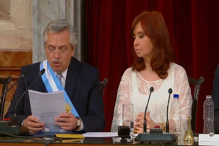 La fórmula Alberto-Cristina Fernández juró este martes al frente de los destinos de una Argentina quebrada por las políticas neoliberales. /Foto: Prensa Latina