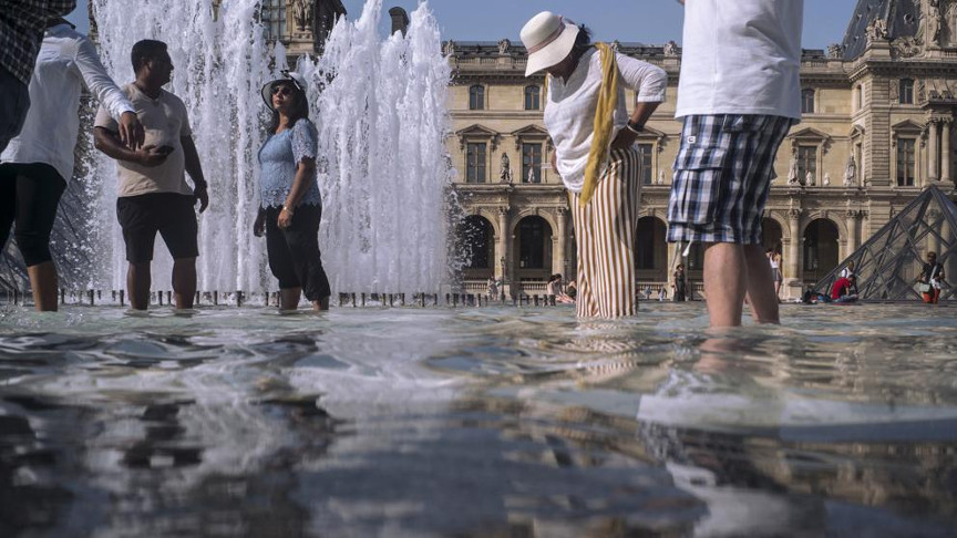 La gente se refresca en las fuentes del Louvre. /Foto: Rafael Yaghobzadeh (AP)
