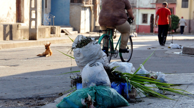 Muchas veces los vecinos no respetan ni lugar ni horario y ponen la basura a como de lugar. /Foto: Juan Carlos Dorado
