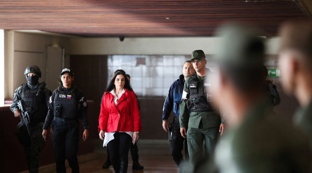 Ex senadora colombiana Aida Merlano escoltada antes de su audiencia en un tribunal en Venezuela. /Foto: Reuters