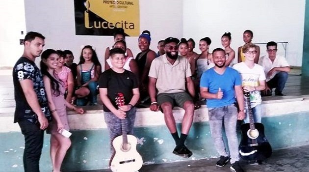 Estrella de la NBA, Jaylen Brown, visitó el Proyecto Cultural Lucecita, de Arnaldo y su Talismán.