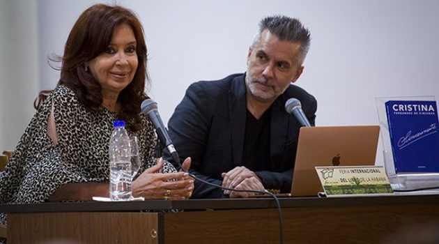 El periodista argentino Marcelo Figueras presenta junto a Cristina Fernández el libro "Sinceramente". Foto: Irene Pérez/ Cubadebate.