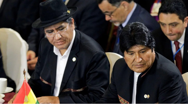 El mandatario depuesto de Bolivia, Evo Morales, junto a Diego Pary. Montevideo, 18 de diciembre de 2018. /Foto: AP