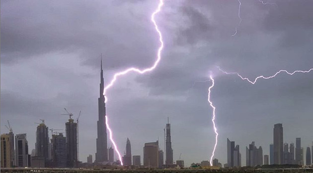 "Siempre había algún problema" y los rayos caían de uno u otro lado de la torre. "Nunca impactaban en el Burj Khalifa", contó Anjum. /Foto: Instagram del fotógrafo.