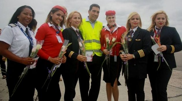 Ministro cubano de Transporte, Eduardo Rodríguez, recibe a la tripulación femenina de la ruta Habana-Gerona-Gerona-Habana. /Foto: FB Bernardo Espinosa.