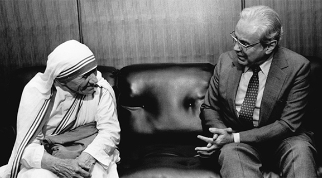 Pérez de Cuellar en un encuentro con la Madre Teresa en 1985. /Foto: ONU.