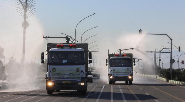 Camiones del Ejército iraní desinfectan las calles de Qom, centro de Irán, con el fin de detener la propagación del coronavirus. /Foto: HispanTV