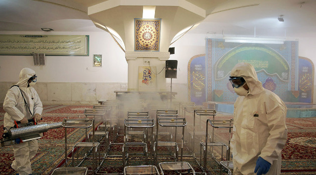Personal médico rocía desinfectante en el Santuario del Imán Reza en Mashhad, Irán, el 27 de febrero de 2020. /Foto: WANA (West Asia News Agency)