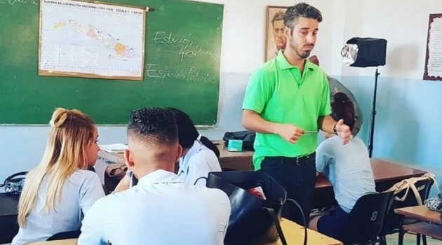 La telenovela "Entrega" es también un homenaje a los profesores que se paran todos los días en un aula ocho horas a educar a las nuevas generaciones de cubanos. Foto: Portal de la Televisión Cubana.