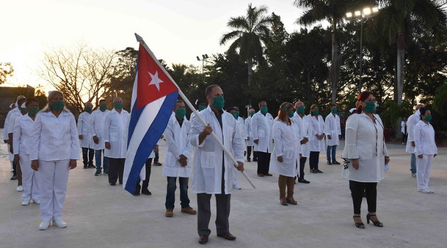 El grupo que partió hoy hacia Angola está integrado por 188 médicos, 24 licenciados en enfermería y dos técnicos, en total, son 136 mujeres y 78 hombres, procedentes de las 15 provincias y el municipio especial Isla de la Juventud. /Foto: Omara García Mederos (ACN)