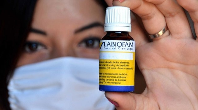 Labiofam Cienfuegos tramita el registro de su nuevo medicamento homeopático Aliviho Anti Flu H, el cual podría venderse también a través del sistema comercial de Salud Pública. / Foto: Modesto Gutiérrez (ACN)