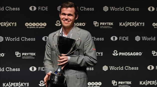 Carlsen, después de ganar un trofeo /Foto: EFE