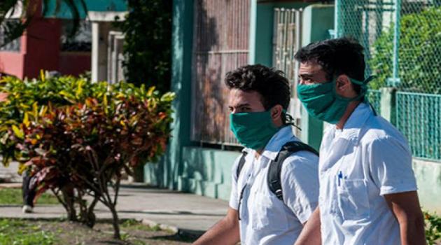 Casa por casa, los alumnos buscan información sobre el núcleo familiar y si alguno de sus miembros presentan síntomas respiratorios./Foto: Radio Habana Cuba