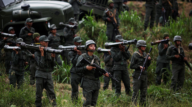 Miembros de la Fuerza Armada Nacional Bolivariana en formación durante ejercicios militares en la Base Fuerte Tiuna, Caracas. /Foto: Marco Bello (Reuters)