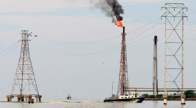 Instalaciones de petróleo en el Lago Maracaibo, Venezuela. /Foto: Isaac Urrutia (Reuters)