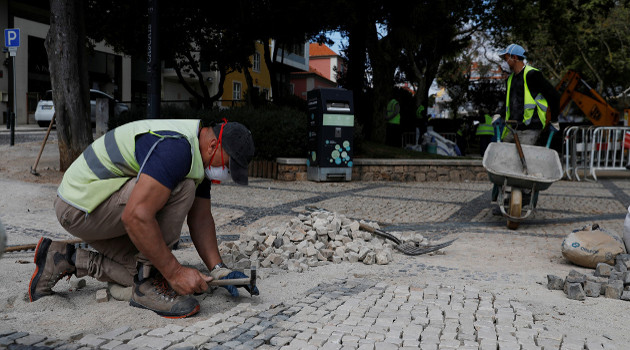 Trabajadores laboran en el arreglo de una calle mientras continúa la propagación de la enfermedad por coronavirus, en Cascais, Portugal, el 27 de marzo de 2020. /Foto: Rafael Marchante (Reuters)