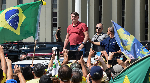 El pasado 19 de abril, violando todas las recomendaciones de la Organización Mundial de la Salud sobre el distanciamiento social, Bolsonaro participó en un acto masivo con partidarios de la ultraderecha, en el Cuartel General del Ejército en Brasilia. /Foto: Internet