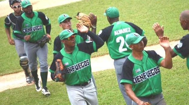 El equipo de Cienfuegos (verde) celebra la victoria frente a Ciego de Ávila./Foto: ACN