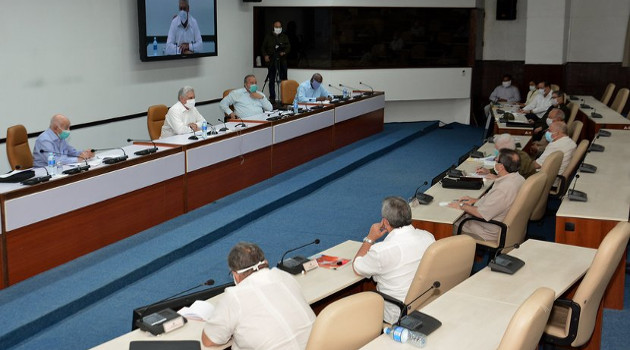 En sesión extraordinaria del Consejo de Ministros, se aprobaron las indicaciones para la elaboración de la estrategia económica a implementar en la etapa de recuperación post COVID-19 y en función de fortalecer la economía cubana. /Foto: Estudios Revolución