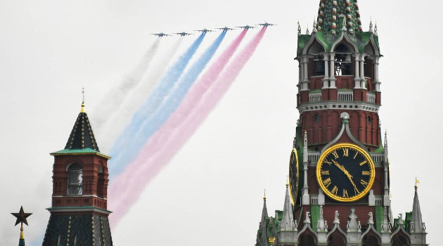 Este año habrá desfile militar, sí, pero solo en el cielo y si las condiciones meteorológicas lo permite. En la imagen, aviones de ataque Su-25 ensayan el desfile aéreo para este sábado en Moscú. /Foto: Maxim Blinov (Sputnik)