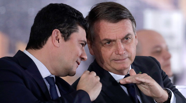 Harina del mismo costal. El presidente de Brasil, Jair Bolsonaro, habla con su entonces ministro de Justicia, Sergio Moro, Brasilia, 9 de agosto de 2019. /Foto: Eraldo Peres (AP)