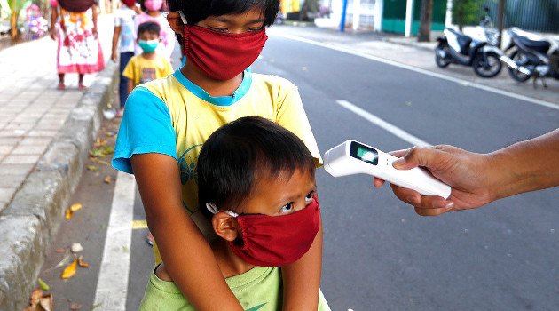 El director general de la Organización Mundial de la Salud pidió a los médicos estar atentos con una afección autoinmune en niños que ha aumentado a raíz de la pandemia. /Foto: Ajeng Dinar Ulfiana (Reuters)