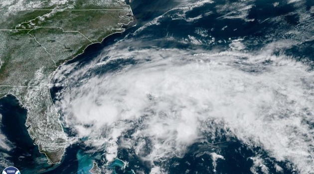 Imagen del satélite del mediodía del sábado, 16 de mayo, del sistema de baja presión con potencial de desarrollo ciclónico. (NOAA)