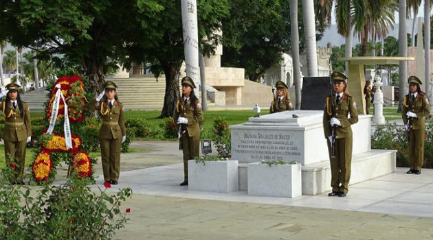 A nombre del General de Ejército Raúl Castro el ramo de flores dedicado a Mariana se unió a la ofrenda floral del pueblo de Cuba /Foto: Eduardo Palomares