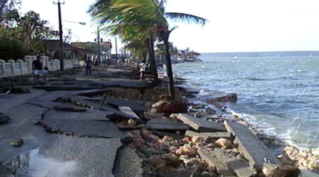 La Punta, en la ciudad de Cienfuegos, luego del paso del huracán Michelle en noviembre de 2001. / Foto: cortesía del Centro Provincial de Pronósticos