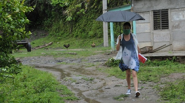 Esta joven estudiante de Medicina recorre varios kilómetros diariamente para realizar las pesquisas en el lomerío de Cienfuegos../Foto: Juan Carlos Dorado
