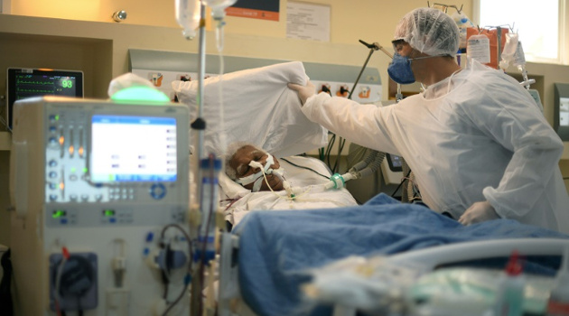 Una enfermera asiste a un paciente con Covid-19 en el hospital Oceánico de Niteroi, en Rio de Janeiro, el 22 de junio de 2020. /Foto: Carl de Souza (AFP)