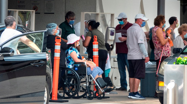 Un grupo de personas con tapabocas hacen fila para ser atendidos. Hospital Jackson Memorial, Miami, junio de 2020. /Foto: EFE