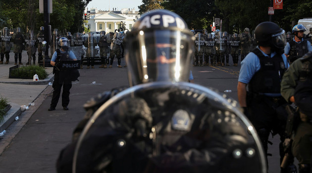 Efectivos de la Policía Militar acordonan los alrededores de la Casa Blanca. /Foto: Jonathan Ernst (Reuters)