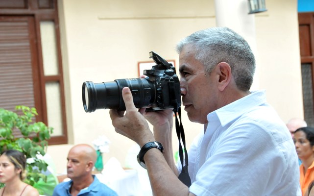 Julio A. Larramendi, fotógrafo del libro Cienfuegos, La Perla de Cuba./Foto: Juan Carlos Dorado