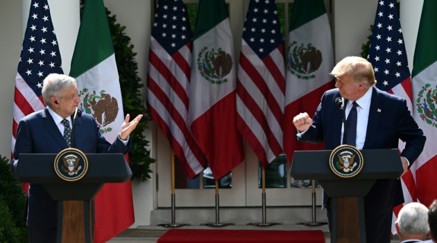 El presidente Donald Trump y su homólogo mexicano, Andrés Manuel López Obrador, hablan desde los jardines de la Casa Blanca el 8 de julio de 2020. /Foto: Jim Watson (AFP)