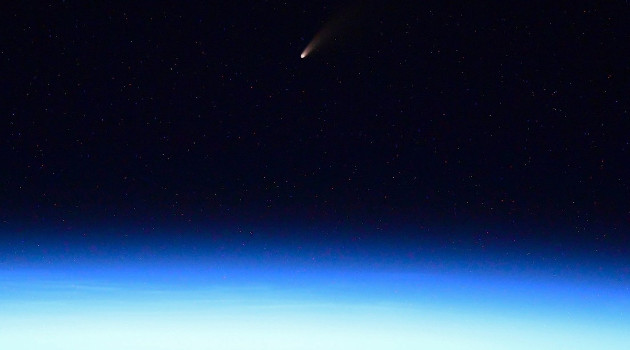 Cometa C/2020 F3 NEOWISE fotografiado el pasado sábado desde la Estación Orbital Internacional por el cosmonauta ruso Ivan Vagner.