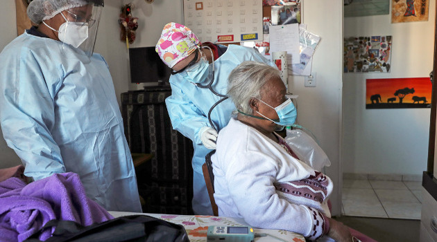 Una enfermera revisa los pulmones de un paciente con coronavirus en Sao Paulo. 2 de julio. 2020. /Foto: Amanda Perobelli (Actualidad RT)