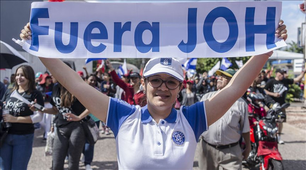 Suman un 66% los hondureños que consideran entre que Juan Orlando Hernández debe renunciar y quienes estiman que el pueblo debe sacarlo del poder. /Foto: Juan Carlos (Agencia Anadolu)