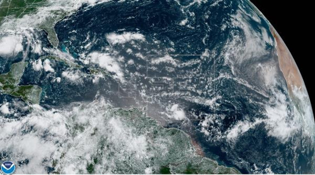 Fotografía satelital de la Administración Nacional Oceánica y Atmosférica (NOAA) de Estados Unidos, donde se muestra la localización de las tormentas tropicales Hanna y Gonzalo este viernes a las 11:00 hora local (15:00 GMT).