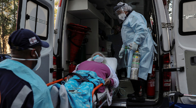 Personal de salud con una paciente en Sao Paulo, Brasil, 2 de julio de 2020. /Foto: Amanda Perobelli (Reuters)