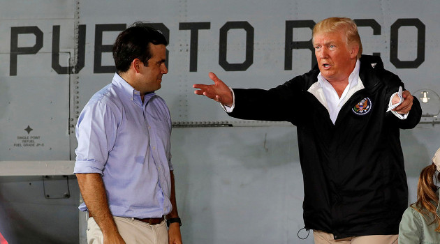 Donald Trump y el entonces gobernador de Puerto Rico, Ricardo Rosselló, durante una reunión en Carolina (Puerto Rico, EE.UU.), el 3 de octubre de 2017. /Foto: Reuters